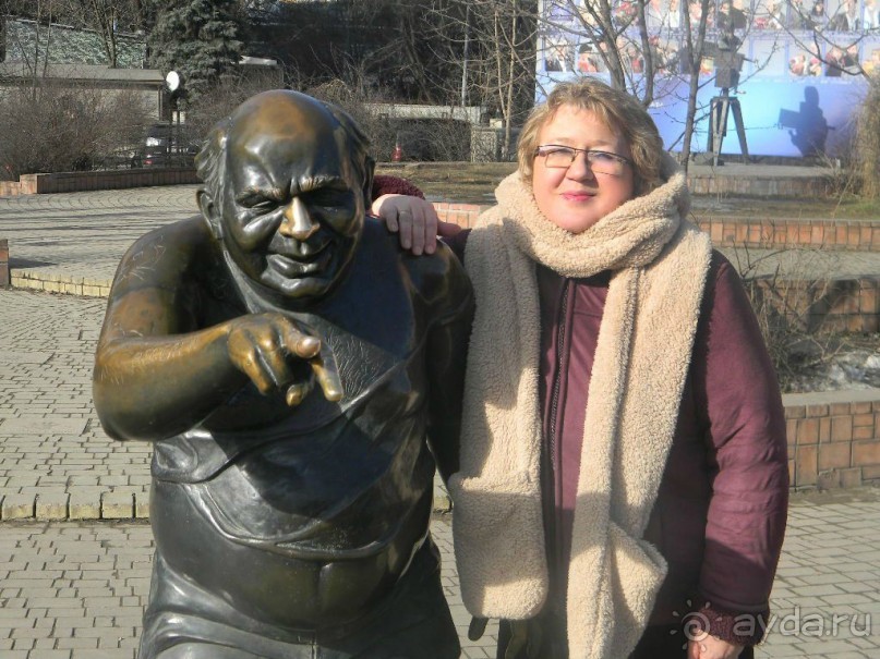 Глядя на этот позитивный памятник, кажется, вот-вот прозвучит знаменитая на весь Союз фраза: «Моргалы выколю!». скульптура заставляет улыбнуться и вспомнить прекрасного, любимого многими актера – Евгения Леонова.