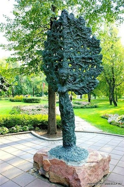 Адрес: Фрунзенская набережная, сквер за станцией метро 
Метро: Фрунзенская  
                       Скульптура "Дерево Любви"    
                      Эту скульптуру создал художник Григорий Потоцкий. Композиция достаточно большая, выше 3 метров, но при этом невероятно легкая для восприятия и воздушная. Девушка, что запечатлена в центре памятника, раскинула руки-ветви, превращаясь то ли в дерево, то ли в птицу.

Приблизьтесь к скульптуре поближе, она достойна тщательного рассмотрения. Среди ветвей, ажурно переплетающихся между собой, вы сможете разглядеть много всякой всячины: человеческие лица, птицы, отпечатки рук, ангелов… Здесь есть о чем задуматься о чем пофантазировать.  