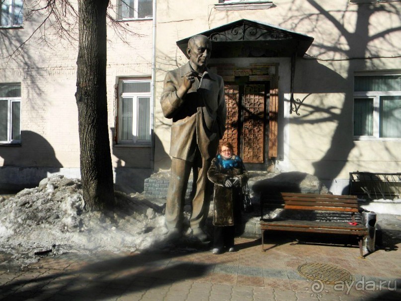 Во дворе Музея современного искусства много работ из бронзы кого бы вы думали? Правильно, Зураба Церетели. :) Конечно, есть скульптуры других авторов, но они в явном меньшинстве.  Большинство скульптур – выше человеческого роста, есть совсем огромные – в лучших церетелиевских традициях