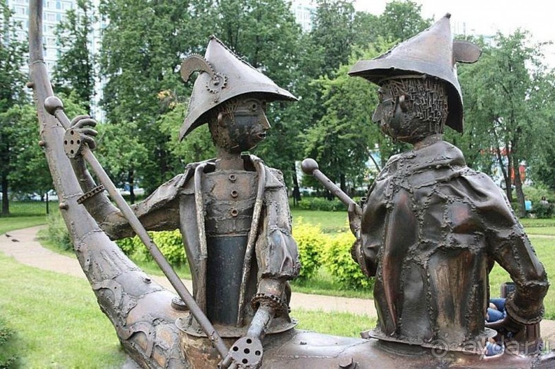 Москва в необычных скульптурах и памятниках.