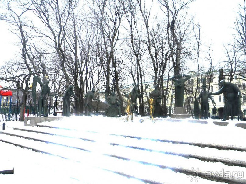           Известный скульптор Михаил Шемякин подарил эту композицию городу в 2001 году. Вокруг нее было множество споров, за и против выступали деятели культуры и простые жители. Но в итоге памятник оставили, и он стоит на Болотной площади до сих пор.