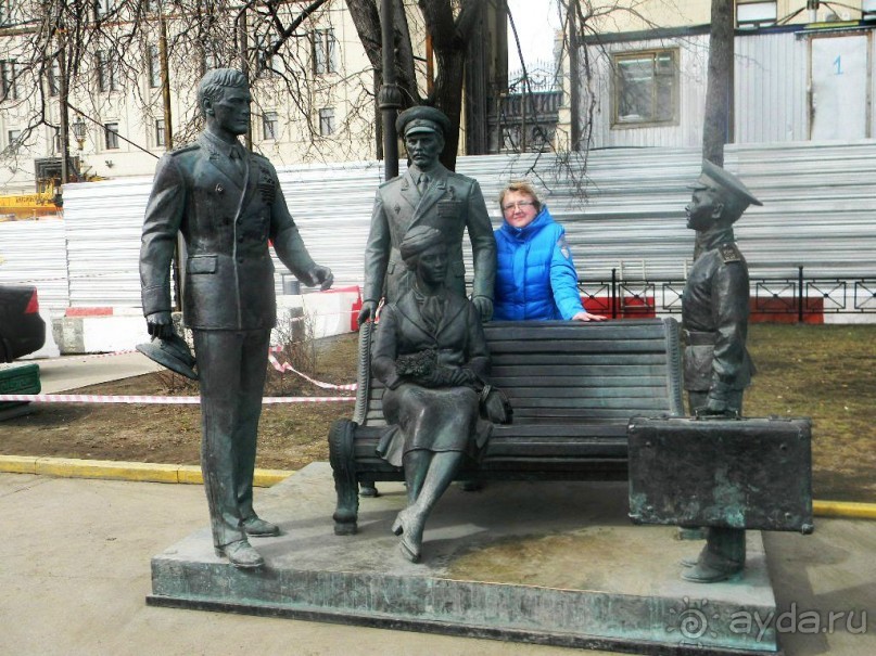Адрес; Фрунзенская набережная, д. 20 
Метро: Фрунзенская   
                Памятник героям фильма "Офицеры"  
              
                 Памятник героям фильма «Офицеры» - памятник, посвященный героям фильма «Офицеры», установленный 9 декабря 2013 года в Москве, на Фрунзенской набережной.
Скульптура воспроизводит одну из сцен фильма — встречу после долгой разлуки двух боевых товарищей, супруги и внука одного из них.
                 В открытии памятника приняли участие министр обороны РФ Сергей Шойгу, народный артист СССР Василий Лановой и народная артистка РСФСР Алина Покровская, которые в «Офицерах» исполнили роли Ивана Вараввы и Любови Трофимовой.
                 Памятник расположен рядом со зданием Минобороны России на Фрунзенской набережной, д.20.
