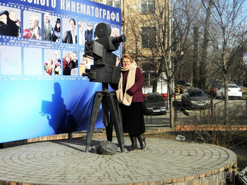 Адрес: Мосфильмовская ул., д.8  
Метро: Парк Победы  
                Памятник кинокамере.  
 
                Такой необычный памятник неодушевлённому предмету установлен напротив московской "фабрики грёз" - Мосфильма. Установлена камера времён братьев Люмьер на постаменте, на Аллее славы российского кинематографа, где находятся отпечатки рук многих всенародно любимых актёров.