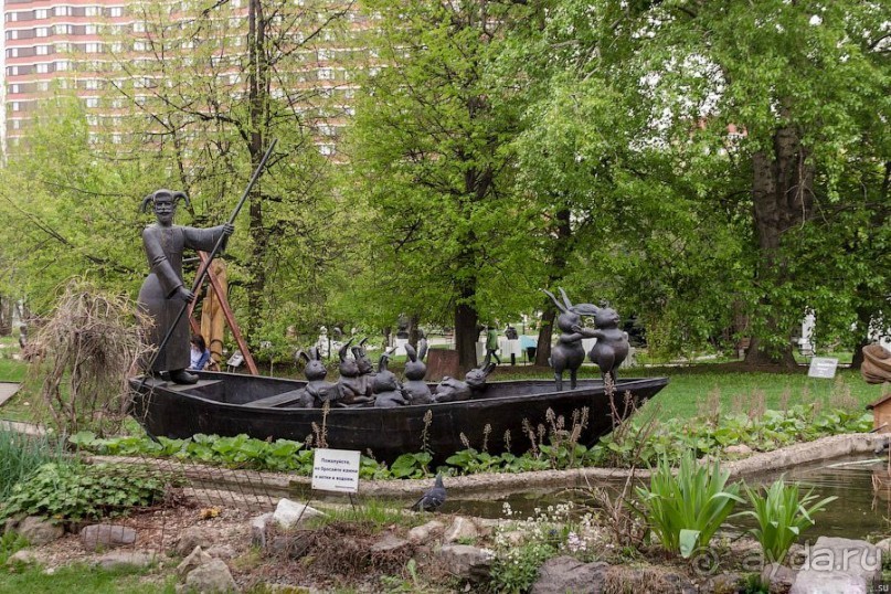 В парке "Музеон", если войти в него со стороны набережной, можно найти очень занятную скульптурную композицию: Дед Мазай в человеческий рост спасает зайцев из небольшого пруда. Всё это выглядит забавно, мило и словно бы переносит в детство. Так и хочется забраться в лодку к Мазаю, присоединиться к веселой компании и почувствовать себя частью истории