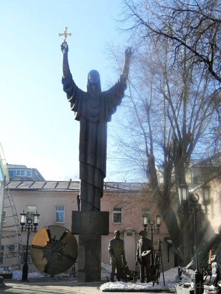 Адрес: Петровка, 25 
Метро: Тверская, Пушкинская, Чеховская   
  Московский музей современного искусства. 
  Открылся ММСИ в 1999 году при поддержке Правительства Москвы. Основатель и директор – Зураб Церетели, в музее много экспонатов из его личной коллекции – более 2000 экземпляров. 