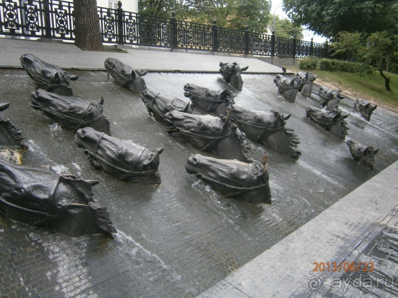       Однако через некоторое время фонтан перестал работать и теперь головы коней выглядят на гранитной поверхности склона бульвара довольно странно. По этой причине памятник стали называть"мясокомбинат" и "кладбище домашних животных"