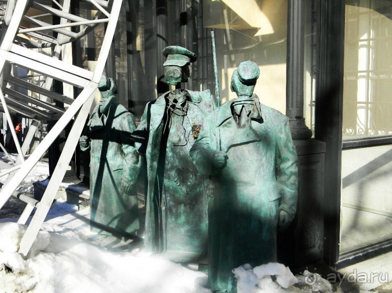 Памятник Владимиру Высоцкому можно увидеть, если забрести во двор Музея современного искусства на Петровке.  
  Когда-то Высоцкий сказал:
 
            И хотя во все светлое верил -
            Например, в наш советский народ, -
            Не поставят мне памятник в сквере
            Где-нибудь у Петровских ворот.