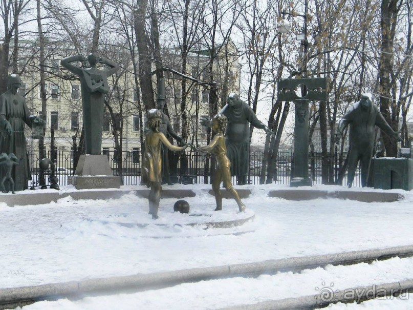            Магическое число, нехорошая цифра – это тоже важно для автора. Дети играют посреди композиции с завязанными глазами, они не видят и не осознают окружающего их уродства. Художник призывает всех услышать его манифест – он обеспокоен будущим наших детей, их нужно спасать и что-то менять в сегодняшнем мире.