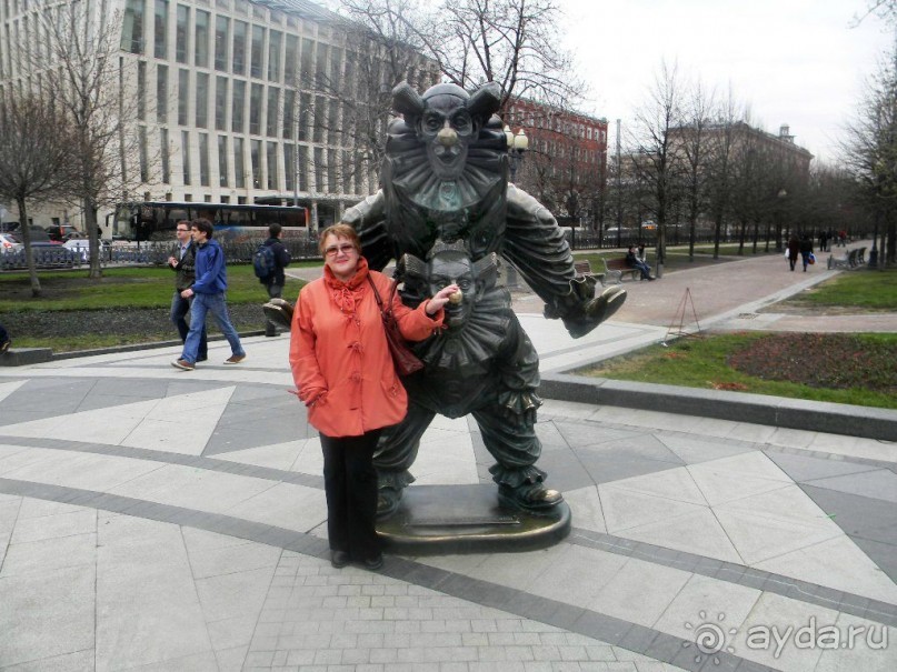 Вокруг фонтана расположены еще несколько бронзовых клоунских фигур - один оседлал другого. Хорошая примета - потереть нос "нижнего" клоуна на удачу. 