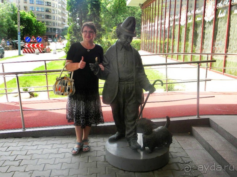 АДРЕС : ул.Ефремова, д.12. стр.2 
Метро: Фрунзенская  
                     Памятник Карандашу и Кляксе.  
 
                     Одним из лучших клоунов России был Михаил Румянцев. В память о нем возле Дома союза цирковых деятелей России, на улице Ефремова, установили памятник Карандашу и Кляксе. В этом доме много лет работал и жил легендарный клоун. Карандаш стоит в смешной шляпе, а у его ног преданная Клякса.

Есть хорошая примета, связанная с памятником: если подержать Карандаша за большой палец правой руки, то к вам обязательно придет удача.