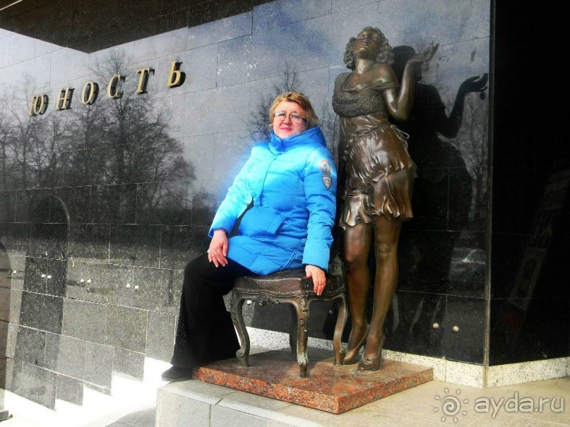 Адрес: Адрес: улица Хамовнический вал, д. 34. 
Метро: Спортивная   
              Памятник или скульптура Эллочки Людоедки.   
              Недалеко от станции метро Спортивная, у входа в гостиницу Юность, стоит скульптура Эллочки Людоедки и один из 12 стульев.