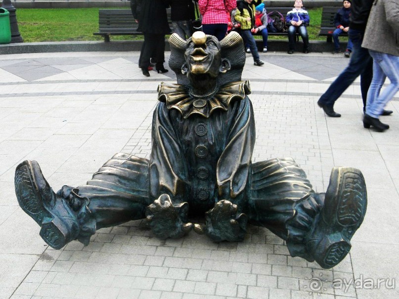 Вся композиция посвящена выдающемуся мастеру кино и цирка - Юрию Никулину. 