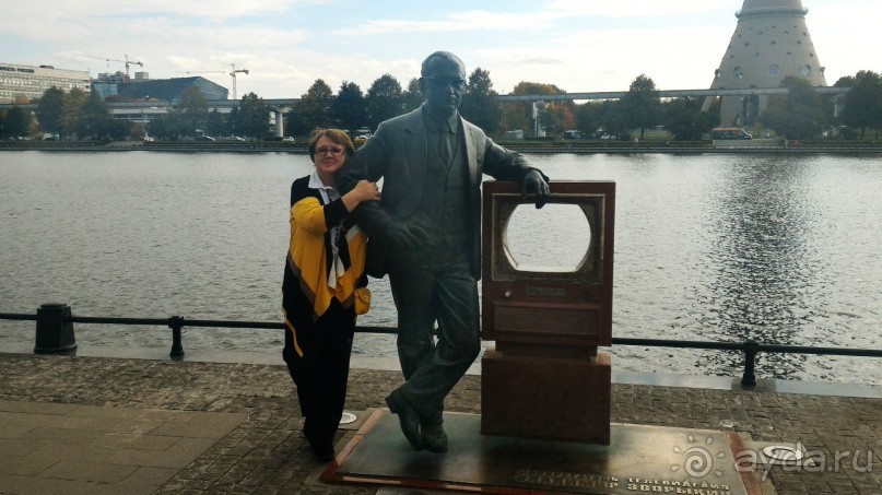 Адрес: Останкинская 1-я ул. д.1.                                                                                                                                                                                                    Скульптурная композиция "Владимир Зворыкин - изобретатель телевидения" работы скульптора Сергея Горяева и архитектора Алексея Тихонова установлена возле Останкинского пруда рядом с телецентром "Останкино". Двухметровая фигура Зворыкина отлита из бронзы, а знаменитый "зворыкинский" телевизор, на который опирается ученый, выполнен из мрамора.