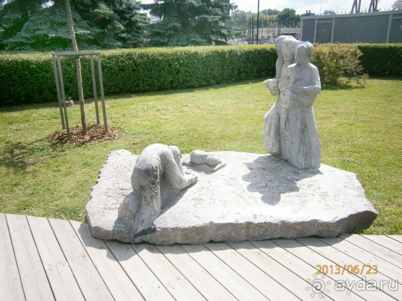 Скульптуры расположены на территории немного хаотично. 