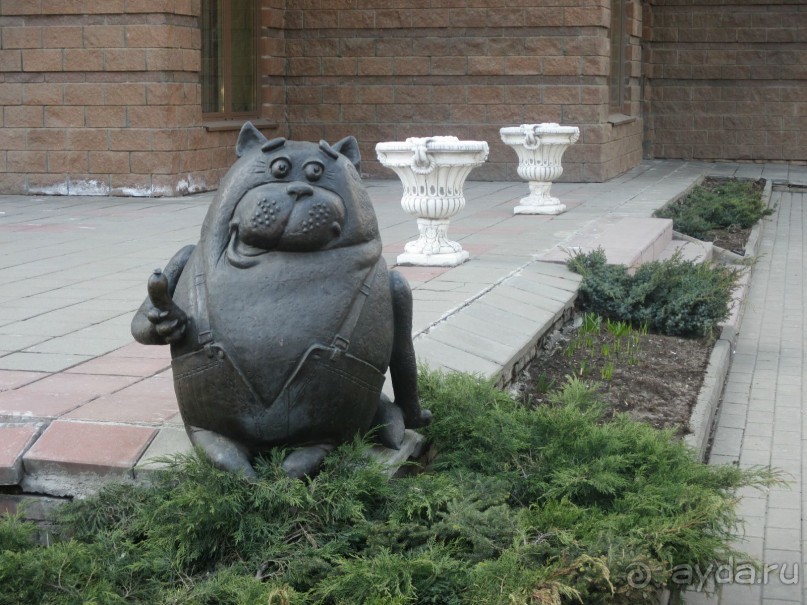 Адрес: ул. Талалихина, д. 8. 
Метро: "Пролетарская", "Крестьянская застава"  
                Скульптура "Кот с сарделькой".  
 
               Знаменитый кот из мультфильма о попугае Кеше "А нас и здесь неплохо кормят" находится на территории ЖК "Дом на Таганке". Кот хоть и сидит за забором, но прекрасно виден прохожим.