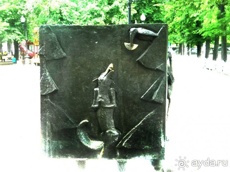 Иллюстрация к басне "Ворона и лисица"(1807):
"Вороне где-то бог послал кусочек сыру;
‎На ель Ворона взгромоздясь,
Позавтракать было совсем уж собралась,
‎Да позадумалась, а сыр во рту держала.
‎На ту беду, Лиса близехонько бежала"...... 
 
"Уж сколько раз твердили миру,
Что лесть гнусна, вредна; но только все не впрок,
И в сердце льстец всегда отыщет уголок."