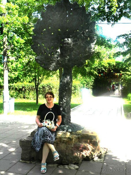 Адрес: Хамовники, переулок Хользунова, Несвижский переулок
Метро: Фрунзенская    
                 Скульптура "Дерево любви".  
                 Памятник «Дерево любви» – это первый памятник в столице, который символизирует это прекрасное чувство. 

Его подарил Москве известный скульптор Григорий Потоцкий. Памятник представляет собой великолепный скульптурный ансамбль: две фигуры – девушка и юноша – сливаются в одну, раскидывая руки-ветви, которые, как утверждает автор, превращаются или в крылья, или в Древо Жизни.