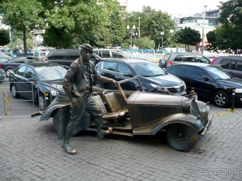      Адрес: Цветной бульвар (напротив входа в цирк)  
Метро: Цветной бульвар 
                Памятник Юрию Никулину.    
            Композиция примечательна тем, что объединяет в себе две различных деятельности всенародно любимого артиста: актёрскую и цирковую - Никулин в клоунских ботинках и коротком пиджаке выходит из кабриолета, известного по фильму "Кавказская пленница" и как будто собирается идти в цирк, в котором он долгое время работал сначала клоуном, а потом и директором. 
             Говорят, что по задумке скульптора Александра Рукавишникова, памятник должен был стоять не на тротуаре, а перед бордюром - там, где паркуются настоящие автомобили; однако, из соображений безопасности кабриолет там парковать не стали.
                      