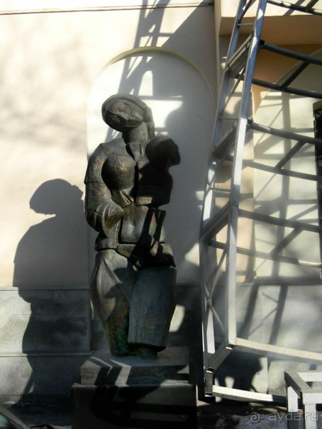 Памятник "Жертвы гнета" скульптора Зураба Церетели на территории музея современного искусства на Петровке, 25