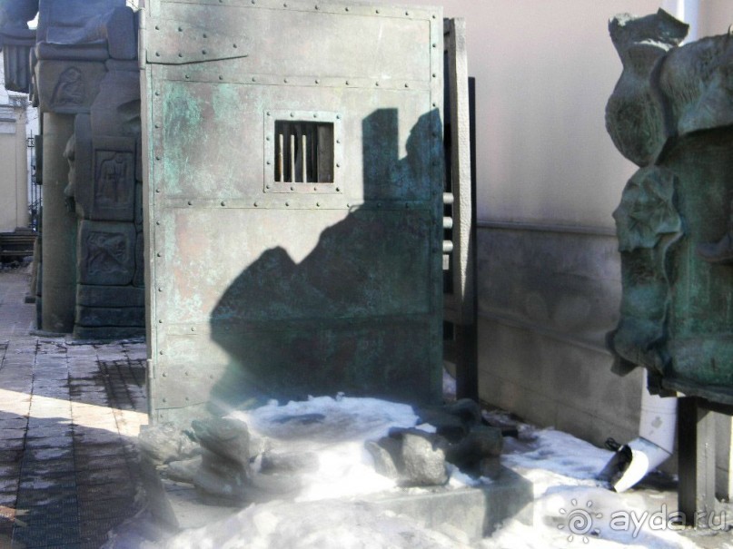 Памятник "Жертвы гнета" скульптора Зураба Церетели на территории музея современного искусства на Петровке, 25