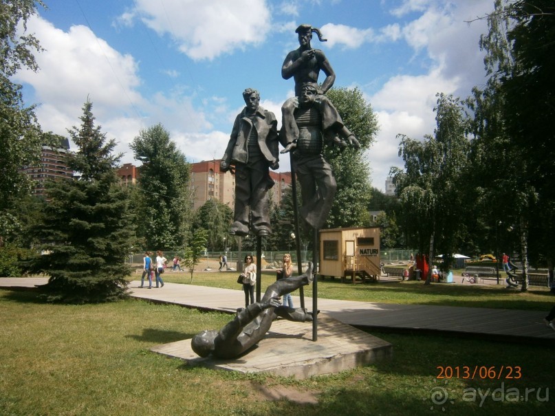 Официальная дата основания Музеона – 24 января 1992 года, но первые статуи появились в этом месте в 1991 году, когда демонтировали большое количество памятников политическим деятелям советской эпохи.  Многие из них разместили на набережной Москвы-реки за ЦДХ – так появился парк искусств под открытым небом. Постепенно коллекция пополнялась самыми разными произведениями. Всего в основном фонде около 700 скульптур.