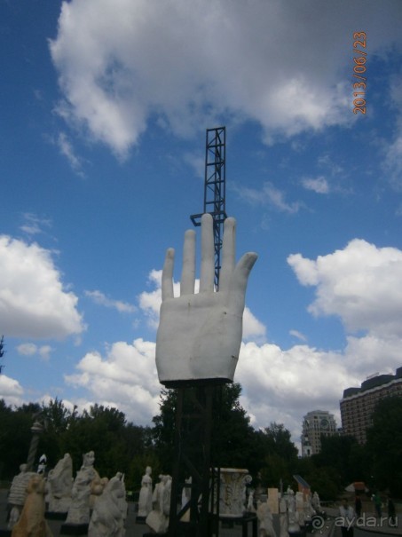 Адрес: ул. Крымский вал, д. 10  
Метро: Парк культуры   
                  Парк искусств Музеон.  
 
                   Парк искусств Музеон – место очень интересное и, даже, можно сказать, уникальное. Его «изюминка» – размещенные под открытым небом скульптуры, в том числе и советского периода. Расположен парк почти в центре Москвы, около Центрального Дома Художников на Крымской набережной.