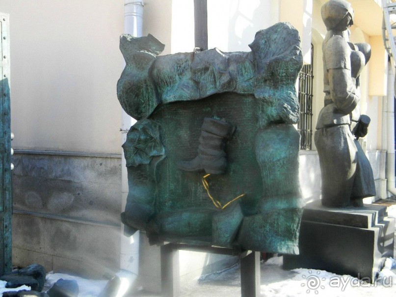 Памятник "Жертвы гнета" скульптора Зураба Церетели на территории музея современного искусства на Петровке, 25