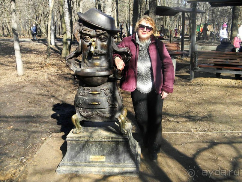 Адрес: парк Сокольники, Песочная аллея 
Метро: Сокольники  
              Памятник Мойдодыру.    
          В июле 2014 года в «Сокольниках»  неподалеку от Песочной аллеи, рядом  с детским городком и мини-зоопарком был установлен памятник Мойдодыру.

Всем известный герой сказки Чуковского командует умывальниками и мочалками и борется за порядок и чистоту. Марчелу Короберу – автору памятника удалось сделать его не строгим начальником, а добрым и веселым персонажем.  У него добродушные щетки-брови и очаровательная улыбка. Нос скульптуры выполнен в виде крана, выделен цветом. Прикоснуться к нему рукой сразу же стало доброй приметой.
  