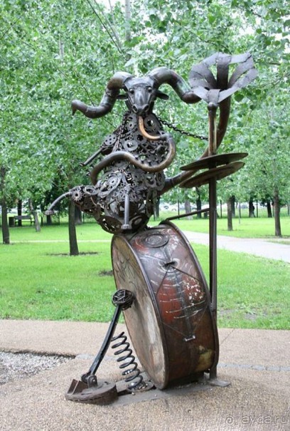 Москва в необычных скульптурах и памятниках.