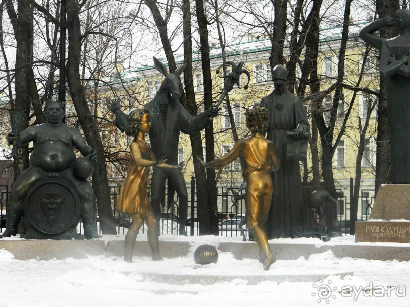            Шемякин изобразил 13 людских пороков: «Равнодушие», «Пропаганда насилия», «Садизм», «Наркомания», «Проституция», «Воровство», «Алкоголизм», «Невежество», «Лжеученость», «Для беспамятных», «Эксплуатация детского труда», «Нищета» и «Война». 