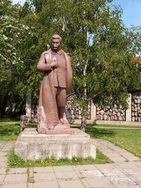 Памятник Сталину был сделан еще при его жизни, в 1938 году скульптором Меркуровым. Это – единственный уцелевший монумент, правда, с поврежденным носом, оставшийся после разрушения сталинских статуй во время хрущевской оттепели. Позади размещена инсталляция из каменных голов «Жертвы политических репрессий».