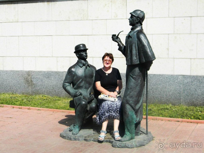 Адрес:  Смоленская набережная (рядом с английским посольством)  
Метро: Смоленская  
                      Памятник Шерлоку Холмсу и Доктору Ватсону.  
    
                      На Смоленской набережной стоит памятник Шерлоку Холмсу и доктору Ватсону: Холмс курит трубку стоя, задумчиво глядя вдаль, а Ватсон сидит на скамеечке. Хорошей приметой считается сесть рядом с ним и сказать: «Элементарно, Ватсон». Удача также ожидает того, кто потрет трубку Холмса.