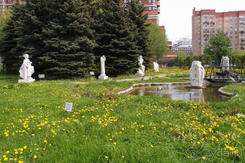    Большинство скульптур просто разбросаны по полянкам. 