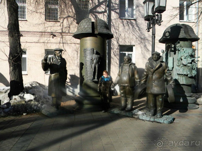 Памятник героям «Мимино» в музее современного искусства. 
  Все скульптуры из композиции сделаны скульптором Зурабом Церетели. Так он решил выказать дань уважения фильму на его 30-летие (фильма, не скульптора). Честно сказать, здесь я со скульптором полностью солидарна, это один из лучших фильмов, который я когда-либо видела. И больше, чем уверена, что таковым он останется навсегда, т.к. столько душевной теплоты, истинности чувств, настоящих человеческих отношений я нигде не видела в кинематографе.  
  Скульптурная композиция представляет собой три скульптуры главных героев кинокомедии: Валико (Вахтанг Кикабидзе), Рубику (Фрунзик Мкртчян), Иван (Евгений Леонов).