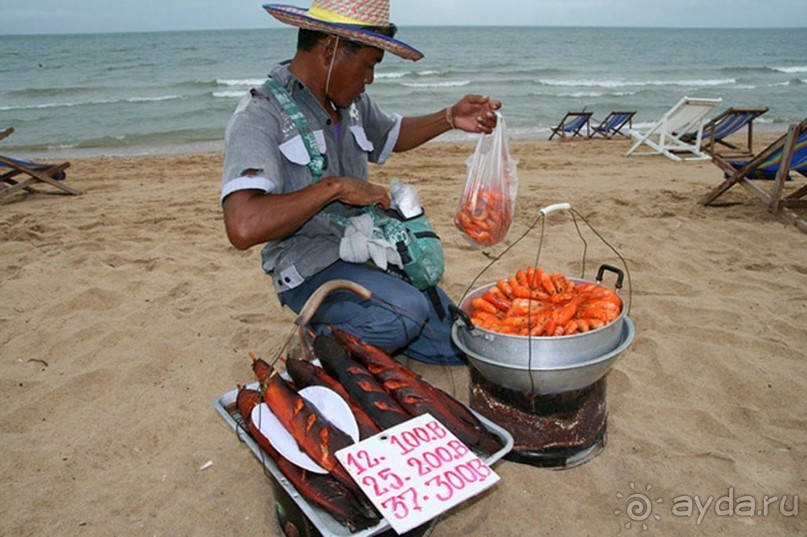 Как чистить паттайю. Продавец на пляже. Креветки на пляже. Вьетнам пляж торговцы. Пхукет еда.