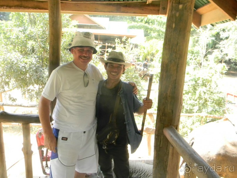 Мой муж с погонщиком слонов.