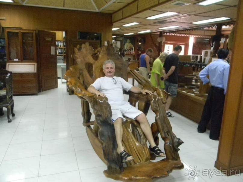 Мой муж на фабрике тикового дерева.