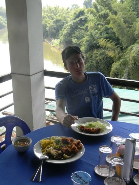 Обед в ресторане над рекой Квай.
