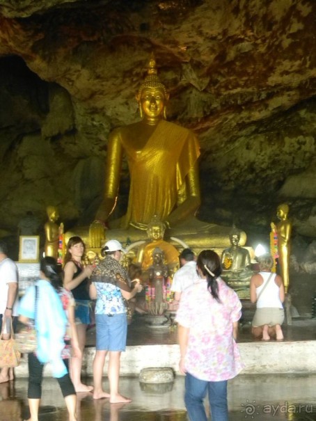 Пещера и статуя Будды на берегу реки Квай.