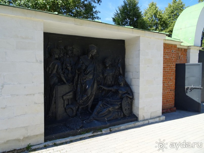 "Не даром помнит вся Россия про день Бородина"....