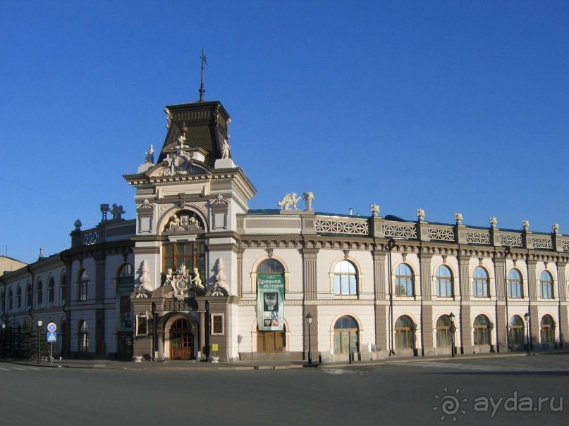 Национальный музей Татарстана - крупное научно-исследовательское и культурно-образовательное учреждение. Идея его создания зародилась еще в конце XIX века. в преподавательской среде Казанского университета. Было решено обустроить для музея здание Гостиного двора. Его открытие состоялось в 1895 году. Современные фонды музея значительно пополнились и сегодня насчитывают более 800 тысяч единиц хранения. Они системно охватывают всю краеведческую тематику, представляя ценность для изучения истории народов Поволжья и Приуралья. Экспозиционно-выставочные площади музея превышают 5 тысяч квадратных метров. Здесь работают более 300 сотрудников, из которых 79 научные. Научно-исследовательская деятельность музея осуществляется, главным образом, в области истории, естествознания, этнографии и литературы.