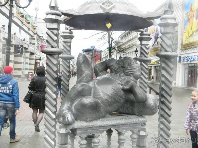 Па́мятник Коту́ Каза́нскому — памятник в Казани, открытый в 2009 году[1].
Памятник находится на середине центральной пешеходной улицы Баумана (на её пересечении с улицей Мусы Джалиля, рядом со зданием исторической гостиницы «Казань»). Металлическая скульптурно-архитектурная композиция высотой 3 метра и шириной 2,8 метра в виде лежащей на стульчике упитанной фигуры сытого кота в беседке с мышкой на шатровой крыше была создана казанским скульптором, заслуженным деятелем искусств Татарстана Игорем Башмаковым и отлита из алюминия на заводе художественного литья в городе Жуковский. Скульптура тонирована в цвет старого серебра, по объяснению автора, всегда бывшего излюбленным металлом жителей Казани[2]. Колонны и купол конструкции украшены цветными стеклами и кусочками зеркал[3]. У подножия выгравирована фраза «Кот казанский: ум астраханский, разум сибирский…» Памятник стоимостью около миллиона рублей был изготовлен на средства спонсоров-предпринимателей при поддержке администрации города и стал одной из достопримечательностей и одним из символов Казани