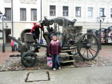 Улица Баумана прямая – этот факт делает прогулку удобной, даже несмотря на брусчатку. Кстати, прямыми улицы Казани сделала Екатерина Великая, вплотную занявшаяся городской планировкой. В 2000 году на Бауманке появился памятник – карета Екатерины ІІ. Это копия транспортного средства, на котором в 1767 году императрица приезжала в Казань.