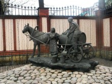 Памятник водовозу заказало руководство «Водоканала». Правда места под скульптуру было отведено мало, поэтому Асия Миннуллина разработала первый эскиз: питьевой фонтан с небольшой скульптурой на вершине. Но у заказчика было другое мнение, поэтому он велел фонтан убрать, а фигурки водовоза и девушки увеличить насколько это возможно.