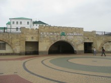 Метро в Казани стало восьмым в России, оно состоит из 10 станций, а протяженность линии метрополитена – 15, 8 километров. Метро работает с 6:00 до 23:00. Интервал движения по будням составляет 5 минут, в выходные – 8.