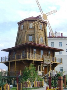 Это деревянное сказочное царство под названием «Родная деревня»> появилось на квадратной площади между улицами Островского, Луговского и Петербургской в августе 2005 года - к празднику тысячелетия Казани. 