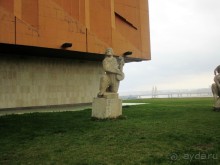 У дворца культуры в Казани.