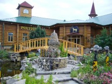 Ресторанно-развлекательный комплекс «Туган авылым». Деревянное сказочное царство открылось для посетителей к празднику тысячелетия Казани в 2005 году. Комплекс состоит из симпатичных избушек и домиков, утопающих в цветах, с мостиками и фонтанами. Здесь расположились ресторанные заведения, детское кафе, бильярд, боулинг и танцевальный клуб.