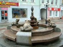 Фонтан с лягушками не случайно расположен на улице Баумана, ведь это самое красивое и многолюдное место в Казани. Старшее поколение казанцев с умилением вспоминают свое детство, всматриваясь в лягушек, возвращаются в прошлое