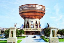 К открытию Универсиады в Казани был построен новый ЗАГС. Чашу или медный татарский казан (котел) напоминает своей формой новый городской ЗАГС. Чаша украшена металлическим барельефом с крылатыми барсами и драконами Зилантами.